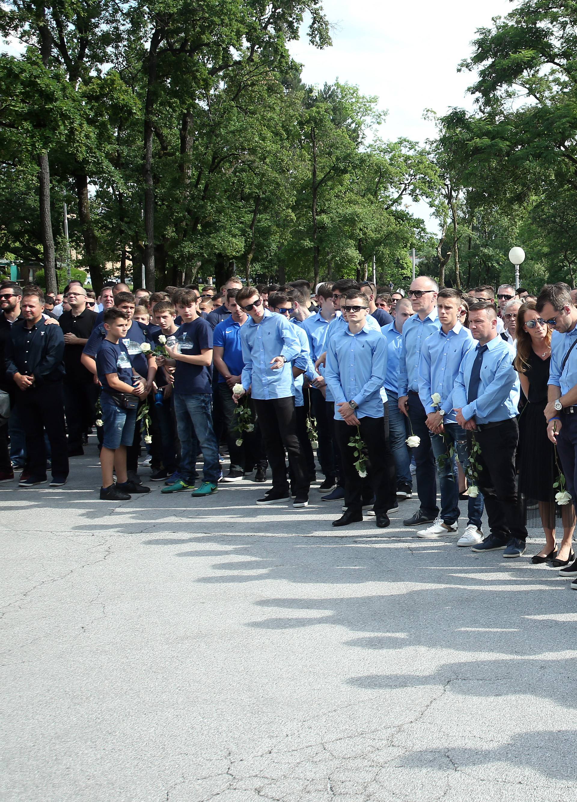 Bakljada na Mirogoju: Obitelj i prijatelji oprostili se od Capara