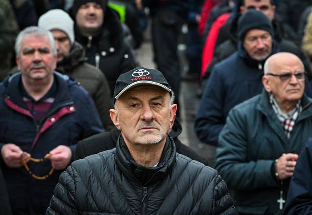 Zagreb: Molitelji i prosvjednici na Trgu bana Jelačića