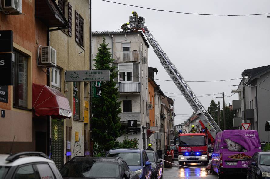 Zagreb: Krov kuće oštećen u nevremenu na Ljubljanici, vatrogasci saniraju štetu