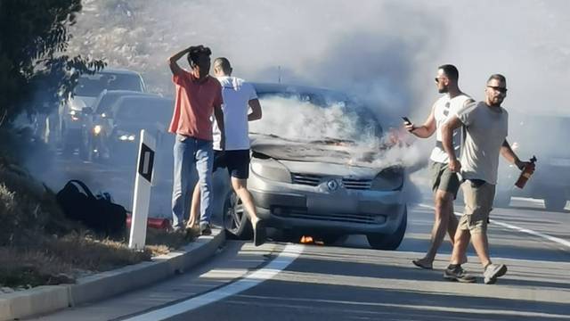 Zapalio se auto kod naplatnih kod Šibenika: 'Gužva, ni boce za gašenje požara nisu pomogle'