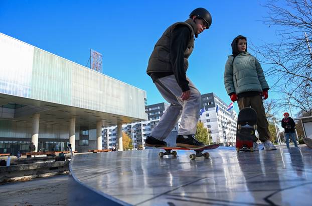 Zagreb: Ispred Muzeja Suvremene Umjetnosti postavljena skate skulptura "skate spot"