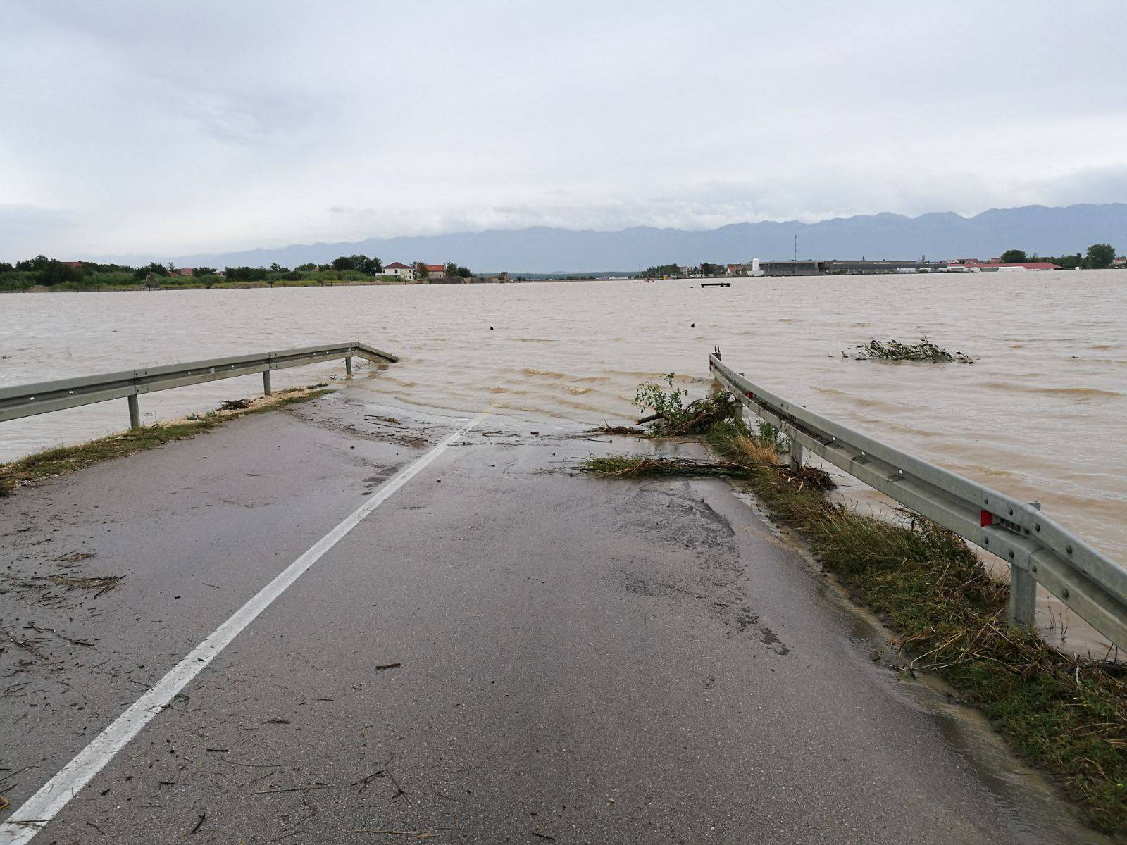 Bujica razorila i pješački most u Ninu: 'Ostali smo zarobljeni!'