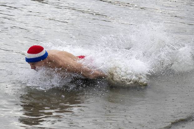 Osijek: Tradicionalno kupanje i picigin u rijeci Dravi