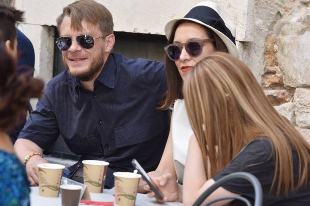 Šibenik: Obožavatelji uz kavu i stihove Arsena Dedi?a obilježili njegov 79. ro?endan