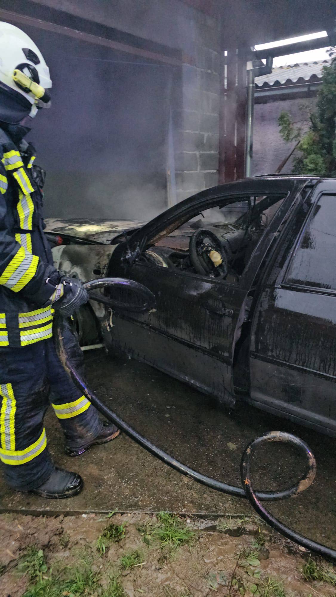 Buktinja u Garešnici: U garaži planuo auto, požar se proširio