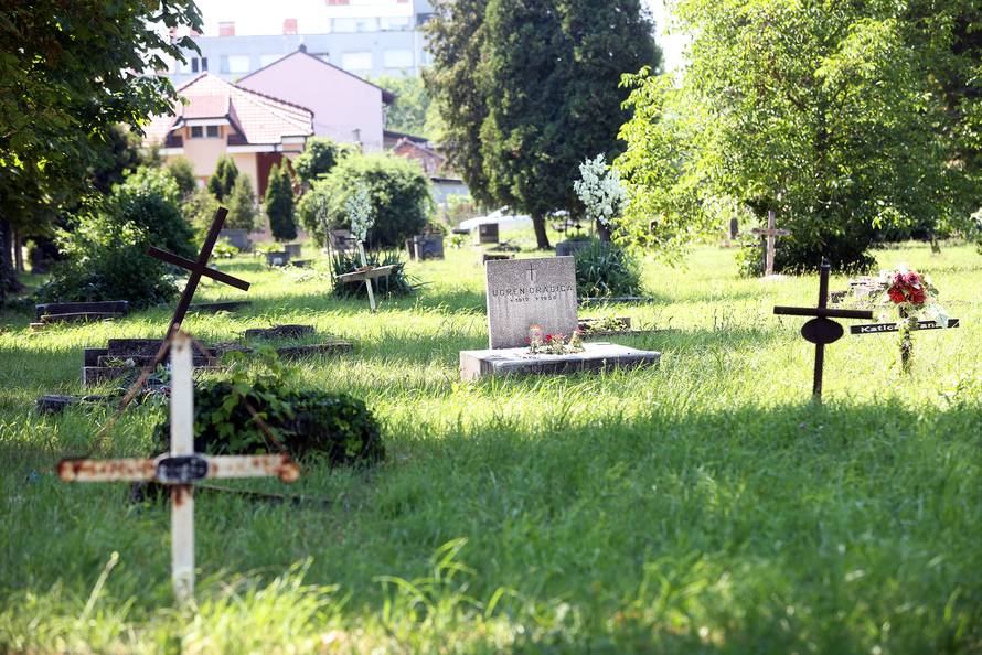 Oko grobova mrtvih pacijenata mladi se opijaju i rade tulume