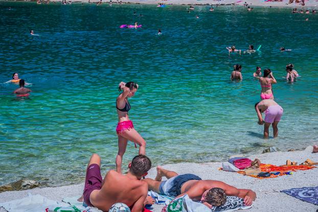 Gužva na splitskoj plaži Kasjuni podno Marjana