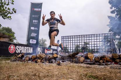 FOTO Nova olimpijska disciplina u Svetoj Nedelji. Puzali su ispod bodljikave žice i prelazili vatru