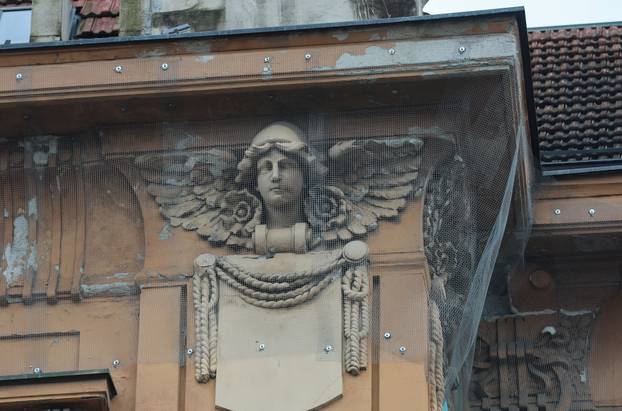 Zagreb: Kipovi na Domu Trgovačko-obrtničke komore zavezani s gurtnama radi sigurnosti