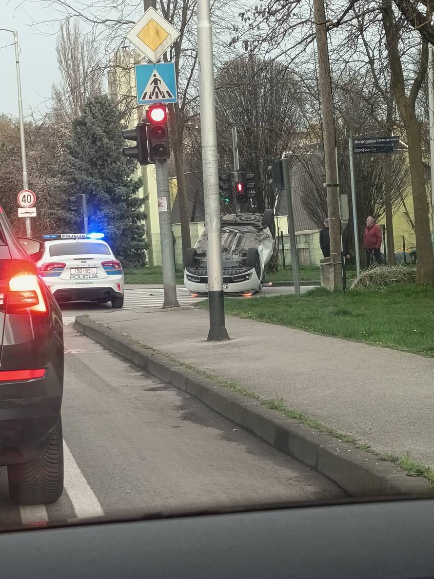 FOTO Auto završio na krovu u Zagrebu, dvoje ljudi u bolnici