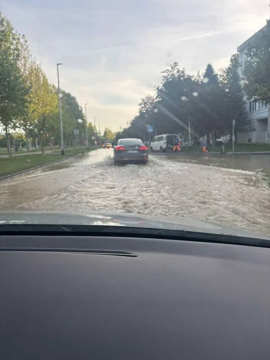 VIDEO Pukla cijev, poplavio je dio Sesveta: 'Posvuda je voda'