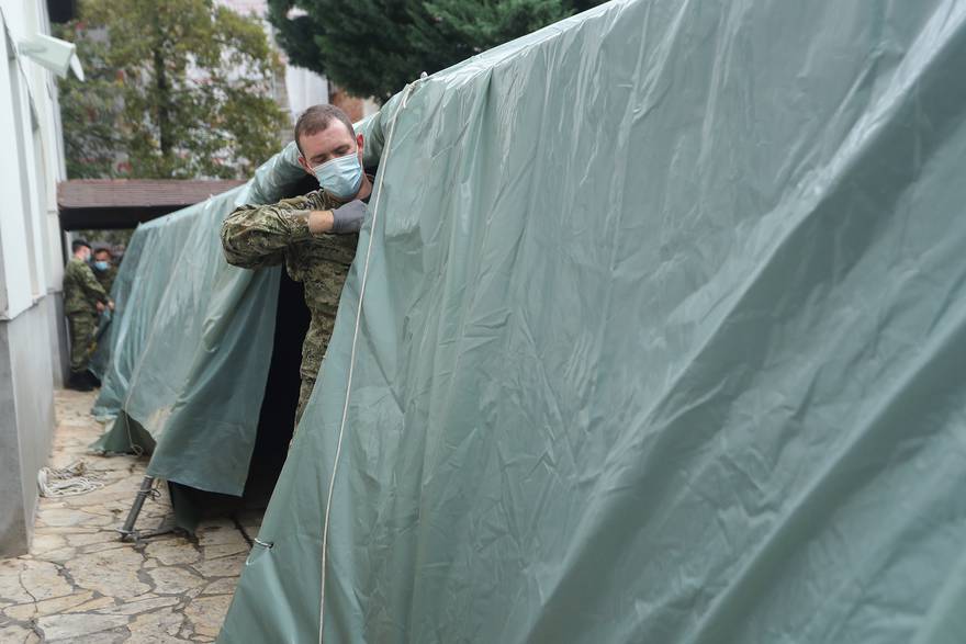 Vojska postavlja šator u dvorištu crkve u Palmotićevoj