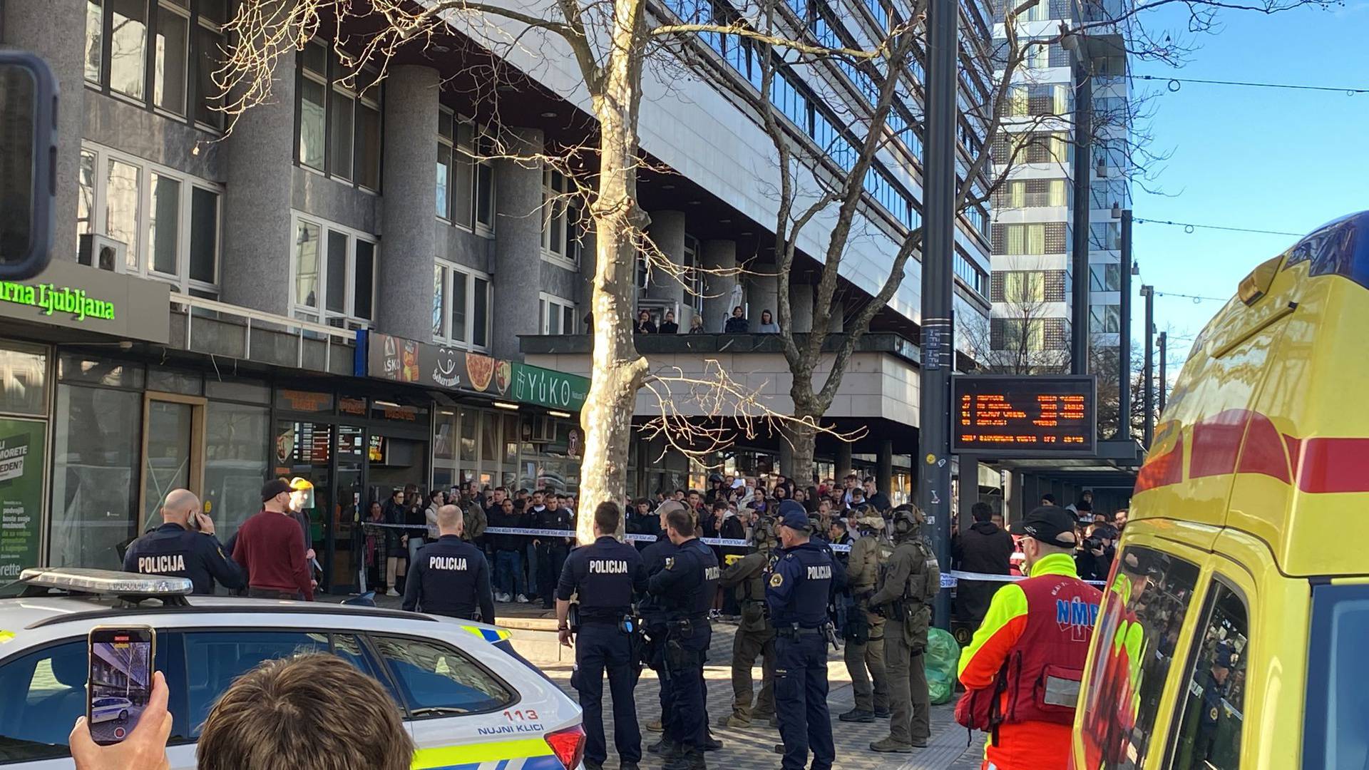 VIDEO Drama u Ljubljani: Mladić prijetio noževima, specijalci su ga svladali: 'Bilo je napeto...'