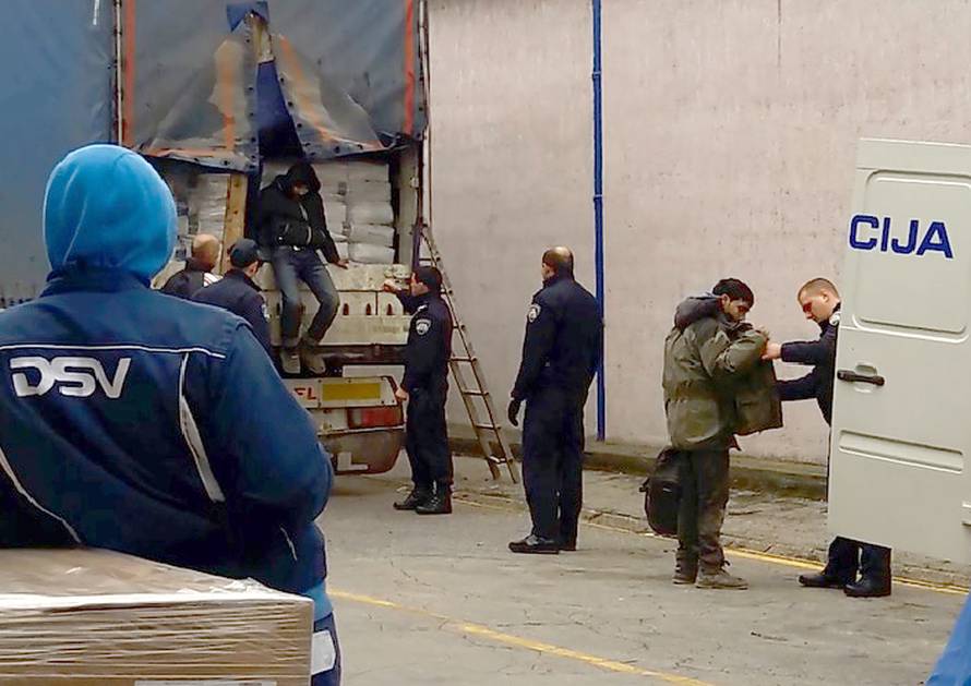 Odalo ih kašljanje: Imigranti se skoro ugušili skriveni u šleperu