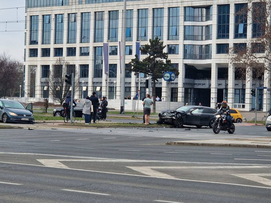 FOTO Kaos kod Avenue Malla: Sudarila se dva automobila, dvoje ljudi prevezeno u bolnicu