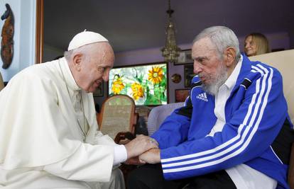 Fidel Castro u trenirci čavrljao s Papom i darovao mu knjigu