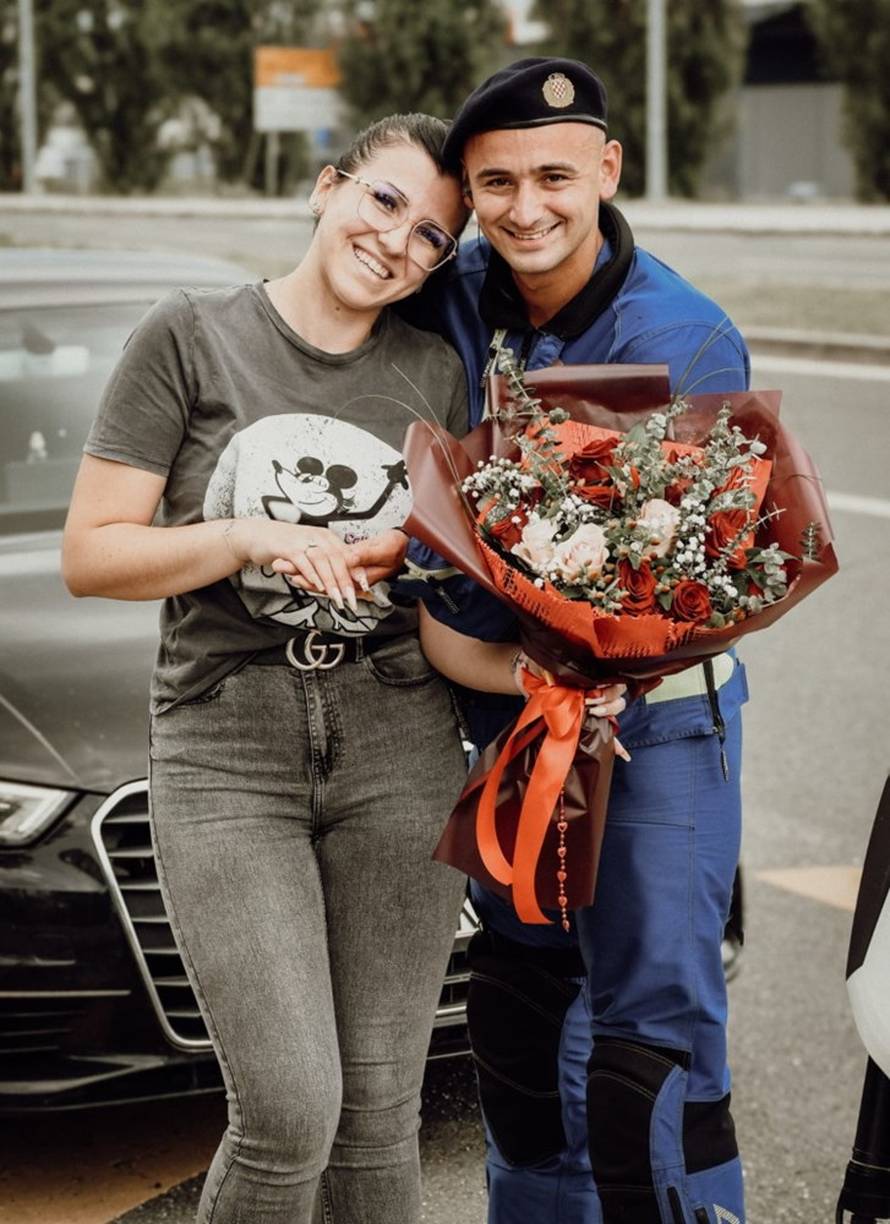 FOTO Policajac Marko zaustavio vozačicu i zaprosio je na istom mjestu gdje su se prvi put sreli!