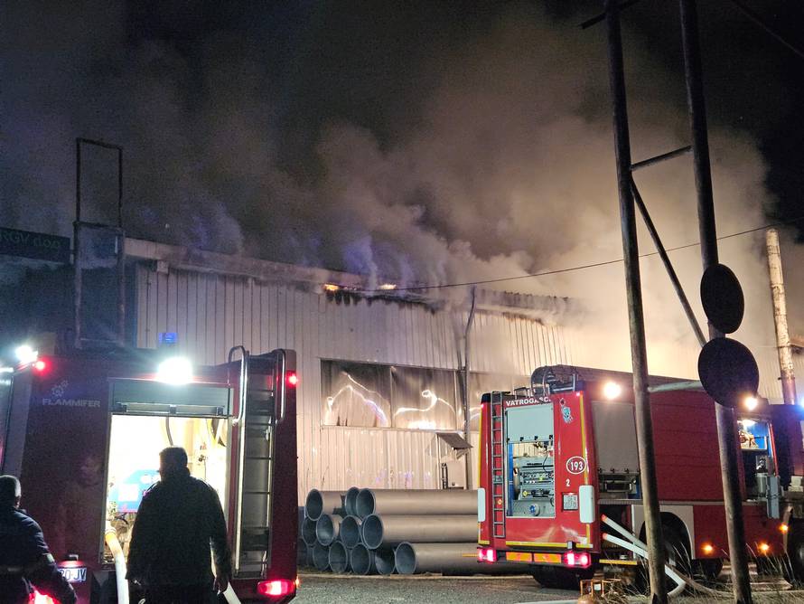 FOTO Izbio veliki požar u Ravnoj Gori: 'Nema spasa tvrtki, šteta je ogromna. Nema ozlijeđenih'