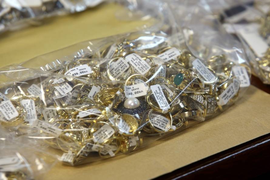 Pljačkali i u Zagrebu?! Bježali su, policajac ih prskao sprejem