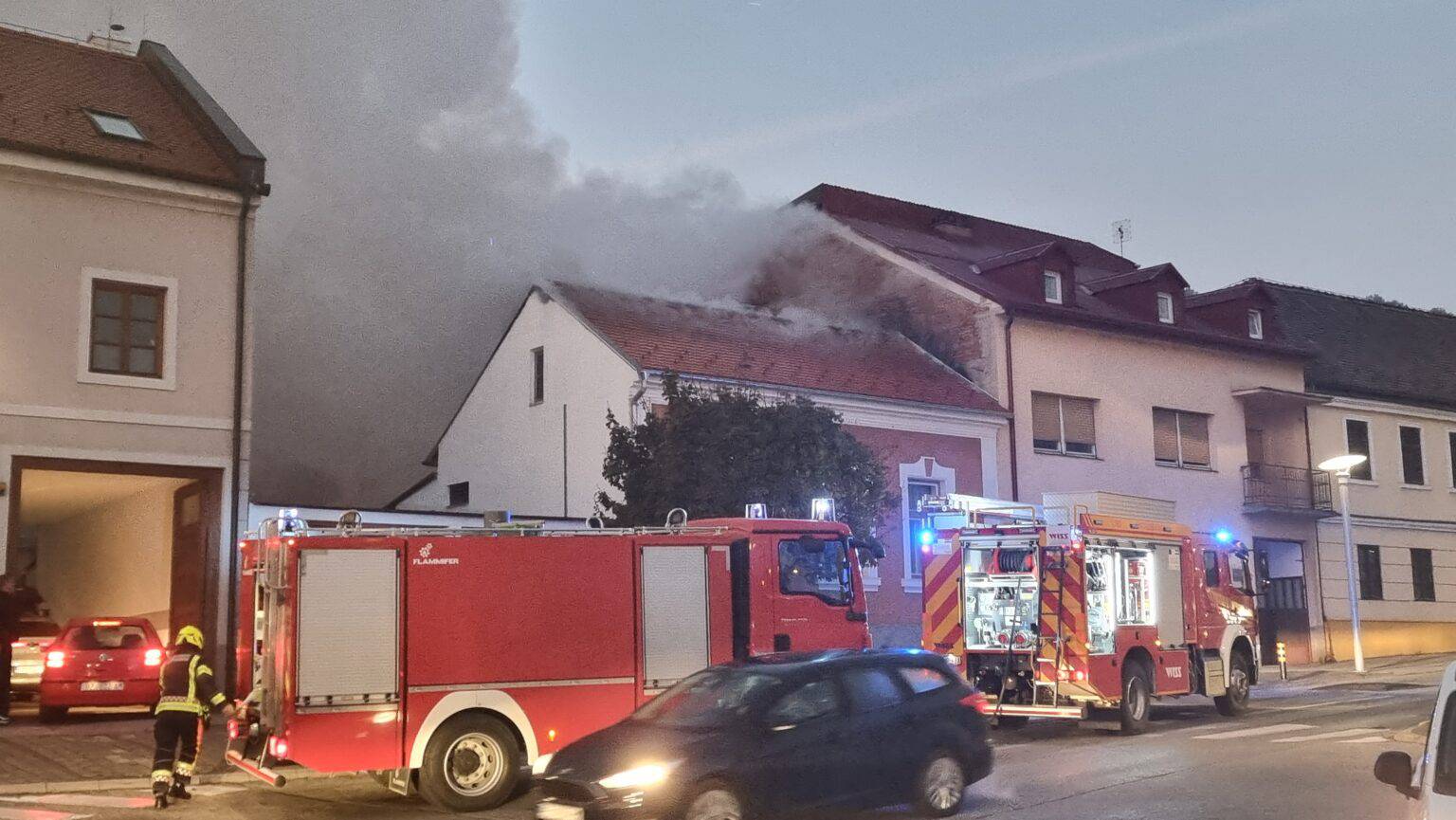 Požar počeo na krovu kuće, vatrogasci se bore sa stihijom