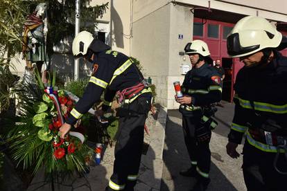 Obitelji i kolege položili vijence i svijeće za poginule vatrogasce