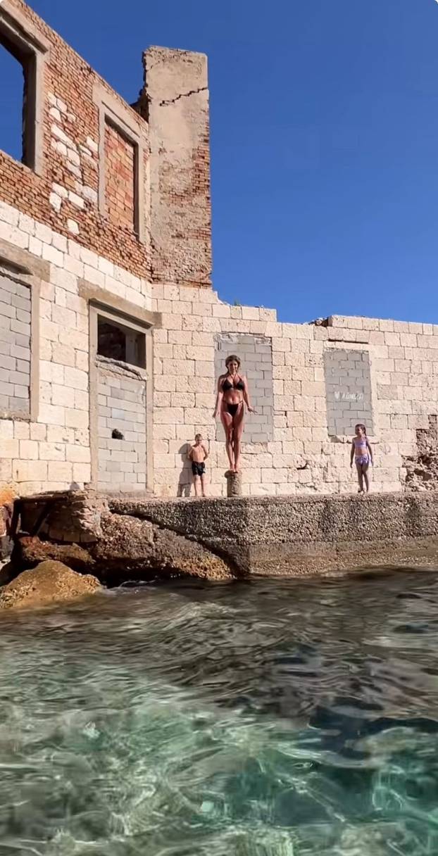 Mama Renata uživa u ljetu: Sa Žanamari pleše, skače u more...