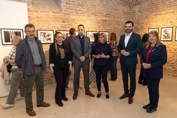 Osijek: Svečano otvorenje izložbe fotografija fotoreporterke Pixsella Emice Elveđi "Srce za Afriku"