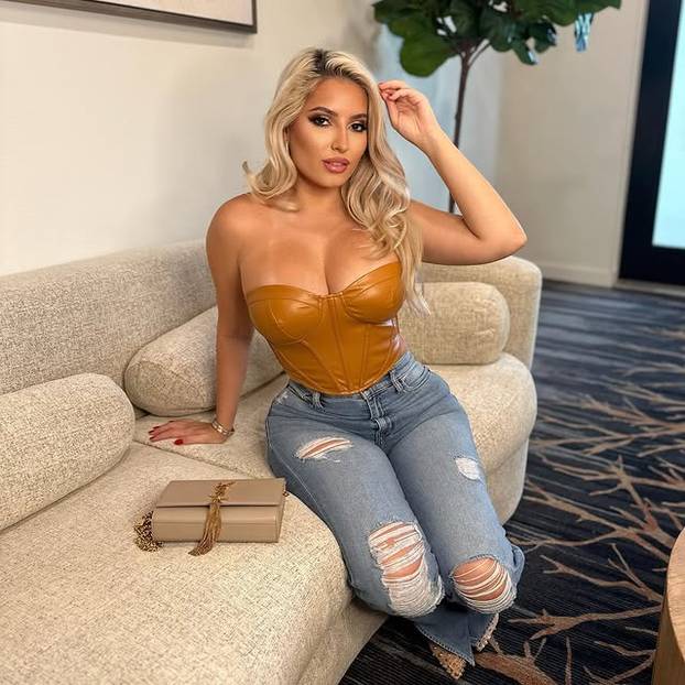 FOTO Uz nju ne trebate darove: Bujna ljepotica zna uklopiti atribute u blagdansku estetiku