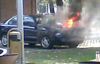 Auto planuo i izgorio na parkiralištu ispred kafića