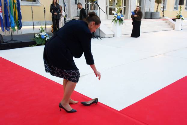 Ministrici Ireni Hrstić nešto je zasmetalo u cipeli na otvorenju hotela