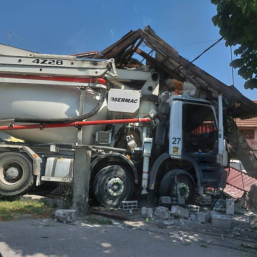 GALERIJA Pogledajte kako je kamion doslovno razvalio kuću