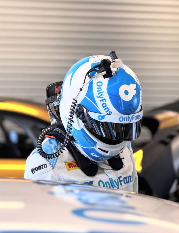 Iz trkaćih automobila prebacila se na OnlyFans i 'diže' milijune