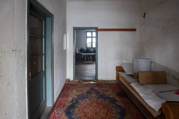 Škola u Željeznom Žumberačkom odavno se ne koristi, ali danas je otvorena zbog izbora