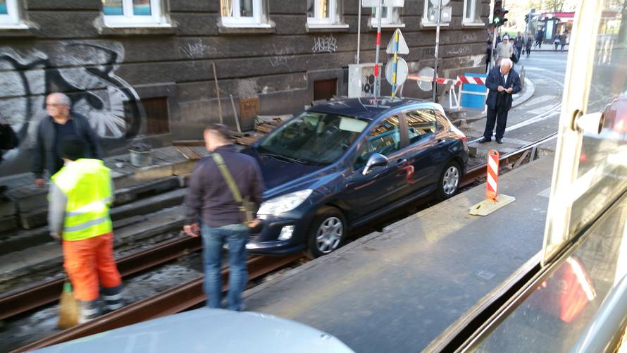 Upali u tračnice: Njima čak ni pet znakova nije bilo dovoljno...