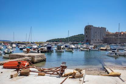 Dubrovnik je pun turista koji uživaju u ljepoti gradskih zidina