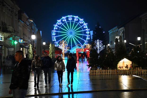 FOTO Advent u Slavonskom Brodu: Dvije lokacije, nove atrakcije i nezaboravni doživljaji