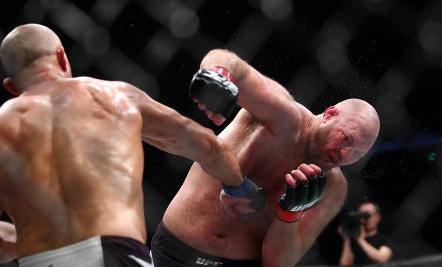 Dos Santos je odlukom sudaca dobio Rothwella u punoj Areni