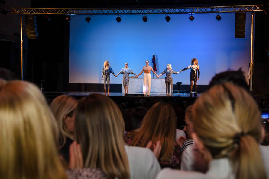 Lepa Brena Project: U Zagrebu predstava privukla tisuću ljudi, a uskoro i u Rijeci, Makarskoj...