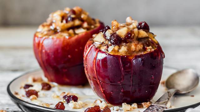 Zdravi desert: Jabuke punjene orasima, medom i cimetom ...