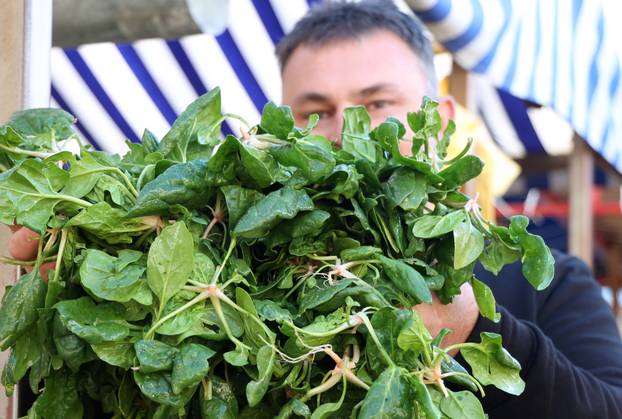 Šibenik: Ponuda vo?a i povr?a na tržnici