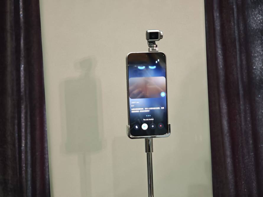 VIDEO Honorov robotski udar: Telefon s kamerom kao iz crtića i robot na dvije noge ukrali šou