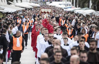 Nakon dvije godine procesija se vratila na splitsku Rivu: Grad slavi blagdan svetog Dujma