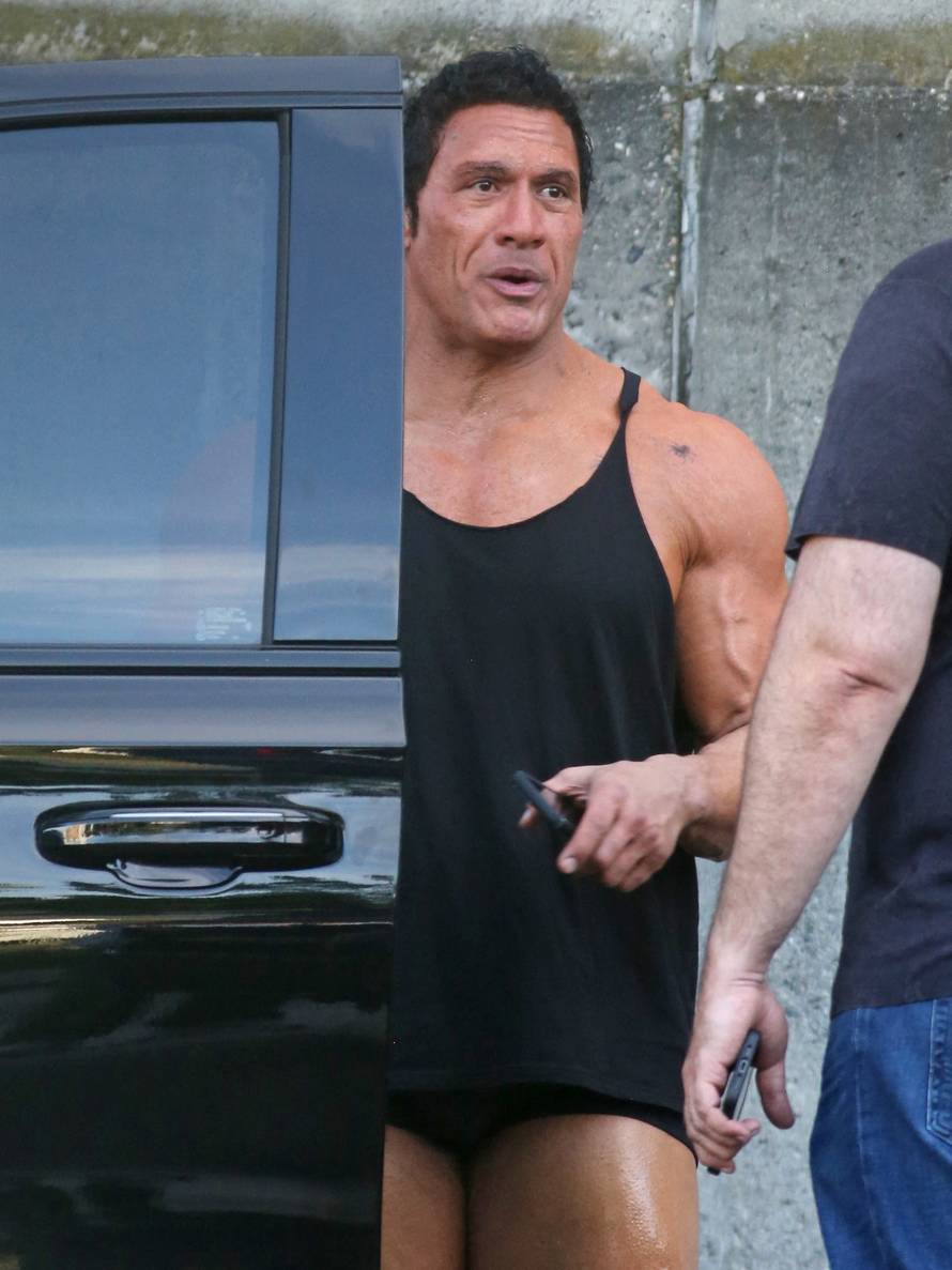 Neprepoznatljiv je! Znate li tko je ovaj glumac? Za novu ulogu dobio kosu, a izgubio tetovaže