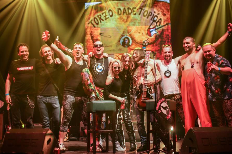 Brkovi razvalili Halu sportova! Dado Topić pokazao torzo