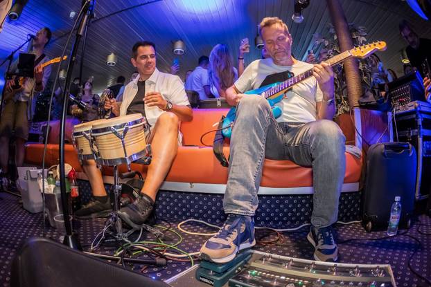 Split: Atmosfera na trajektu koji vozi na koncert Trag u beskraju