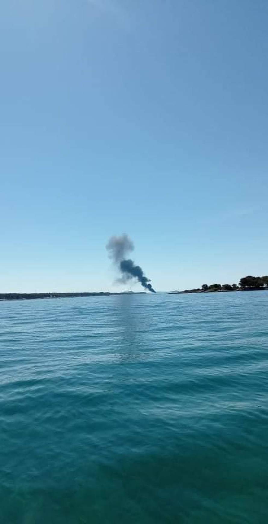 VIDEO Buktinja kod Biograda: Gori jahta, vatrogasci na terenu