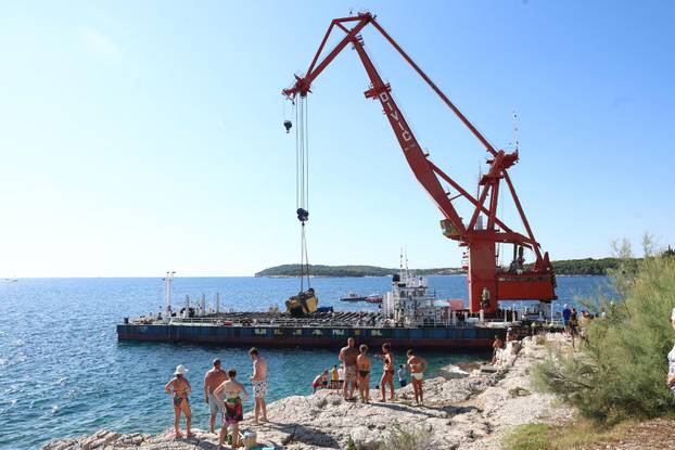 Pula: Na Zlatnim stijenama uklonjen kamion za smeće koji je otklizao u more