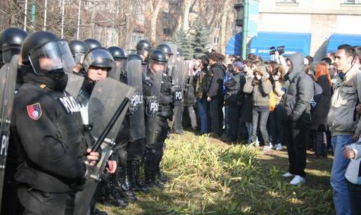 U Sarajevu mirni prosvjedi prerasli u masovne nerede