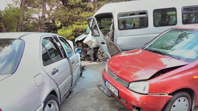 Sedmero ozlijeđenih u sudaru tri vozila na makarskoj Rivijeri