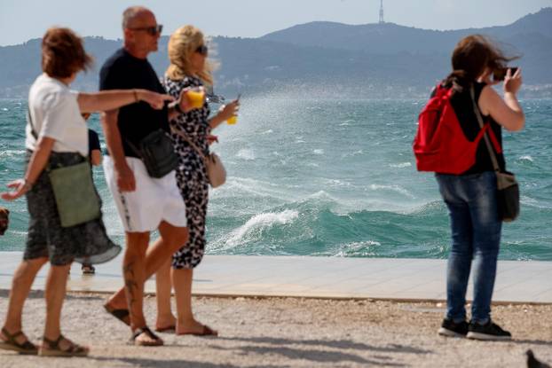 Zadar: Veliki valovi na rivi oduševili turiste 